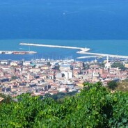 Una città che abbraccia il mare.