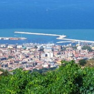 Una città che abbraccia il mare.