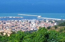 Una città che abbraccia il mare.