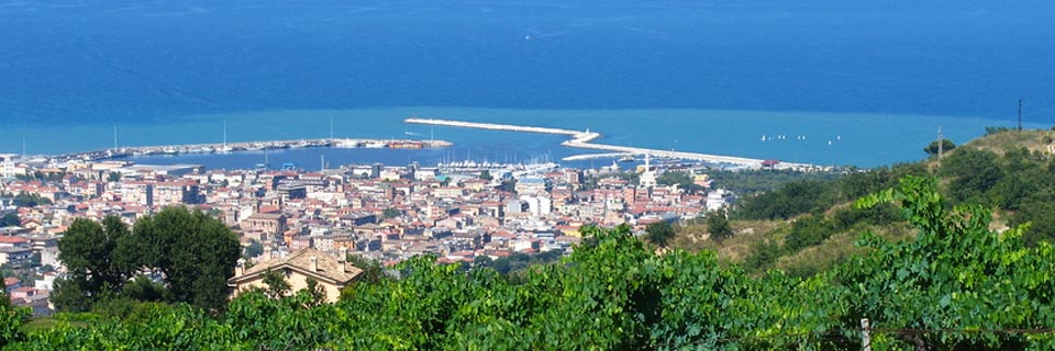 Una città che abbraccia il mare.