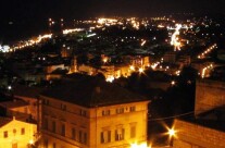 San Benedetto del Tronto. Tagsüber am Strand, am Abend des hohen Landes.