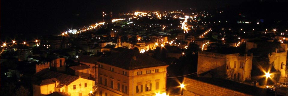 San Benedetto del Tronto. Au cours de la journée à la plage le soir à la ville médiévale.